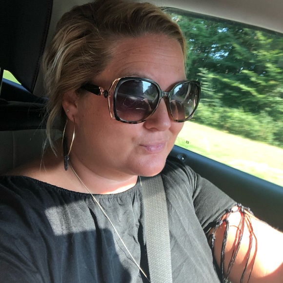 Meet your Posher, 🌊 Lauren 🌊 - Picture 3 of 4